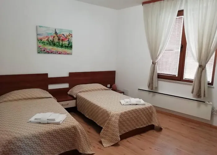 къща в центъра на стрелча, джакузи с минерална вода ヴィラ *